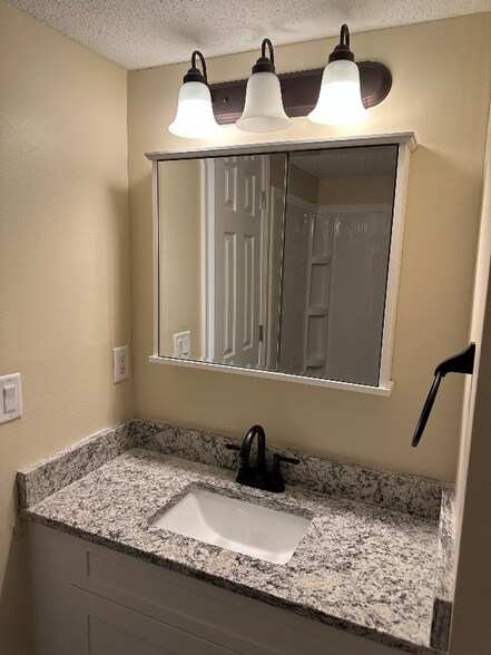 Building Photo - 2131 Quail Creek Dr