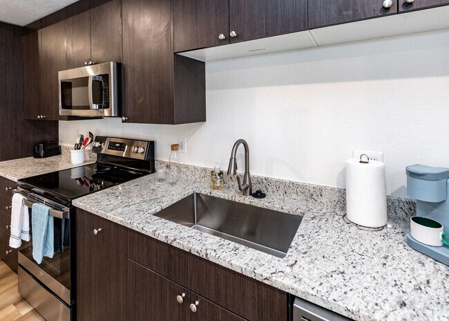 Building Photo - 1 bed, 1 bath Top Floor near Garden of the Gods