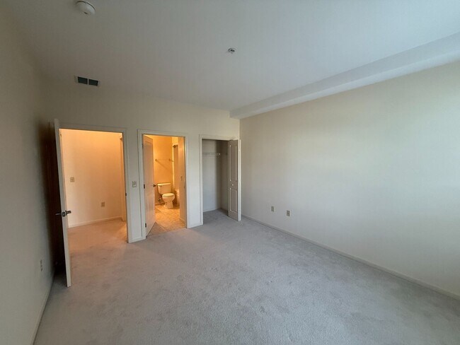 Building Photo - 2-Bedroom Townhome for professionals - The Summit at Shiloh HOA