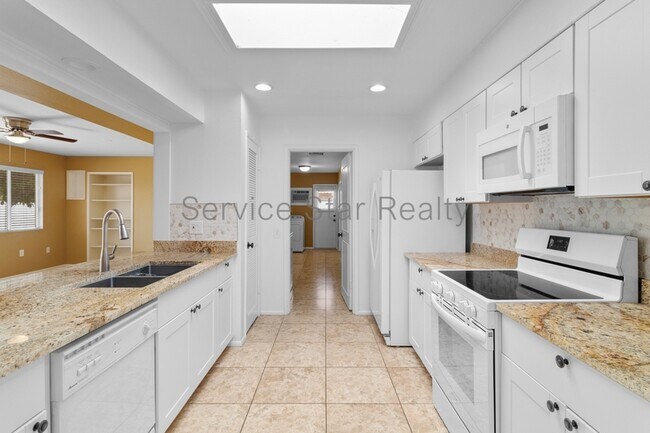 Building Photo - 9425 W Rolling Hills Dr