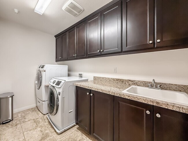 Building Photo - 3 bed, 2 1/2 bath townhome in sought-after Oak Terrace community