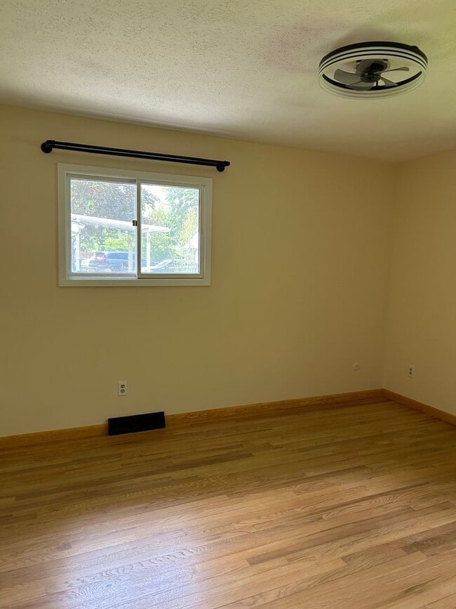 Building Photo - 3 Bedrooms One Floor Ranch House with 2 car attached garage in Lyndhurst
