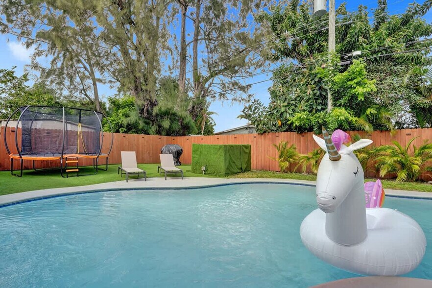 Building Photo - 7531 Simms St