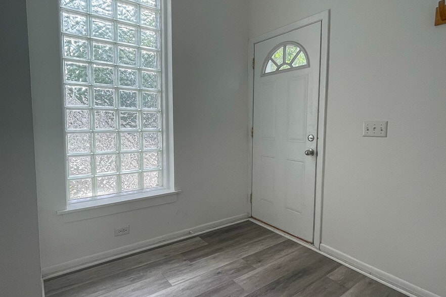 Building Photo - 1834 W Henderson St