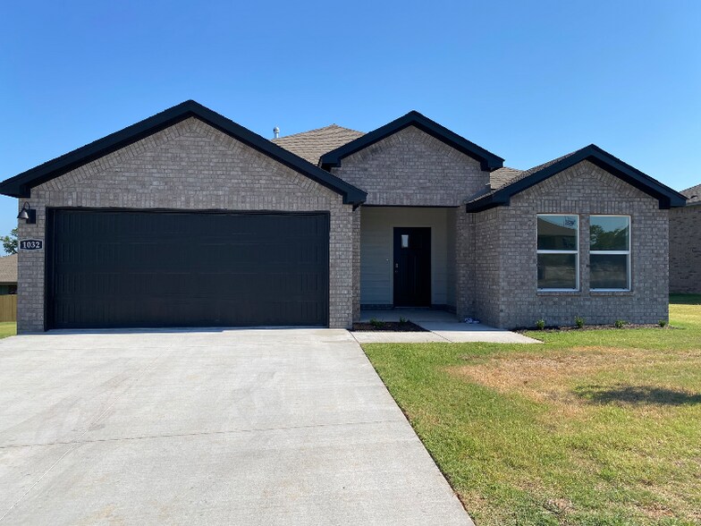 Building Photo - 1032 PEBBLE Dr