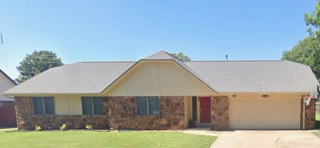 Primary Photo - 4004 S Maple Ave
