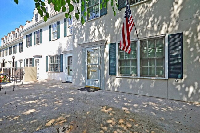 Building Photo - 169 1/2 King St