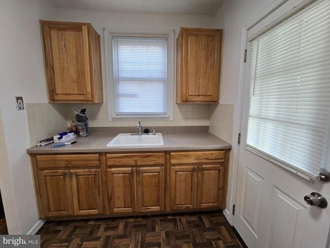 Building Photo - 831 Fanshawe St