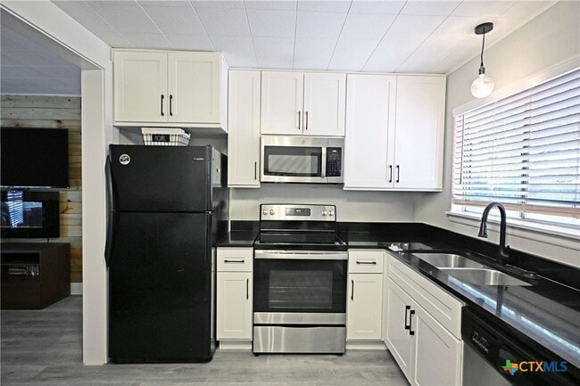 Building Photo - 553 Scenic Dr