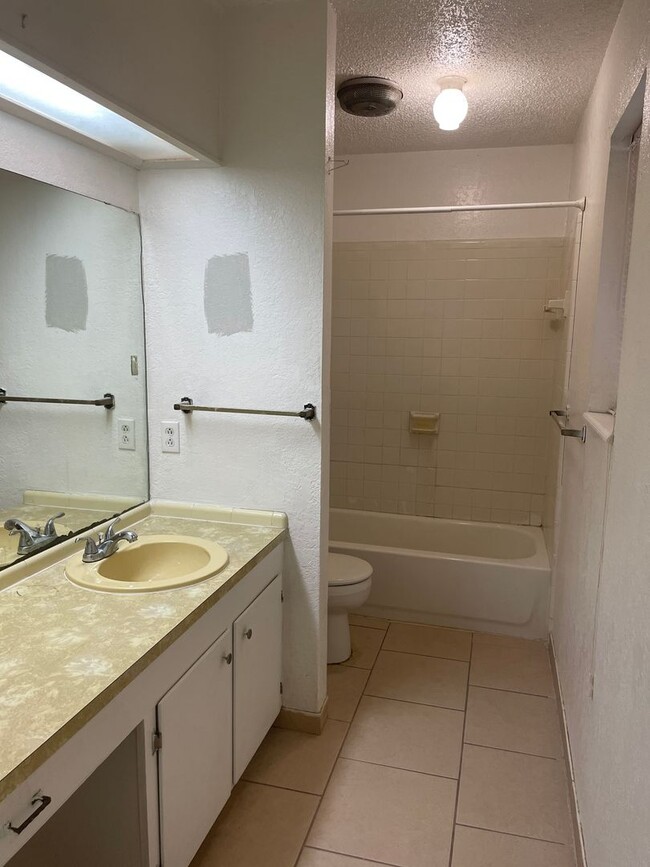 Building Photo - 2 Bedroom Duplex, 2 bath, carport
