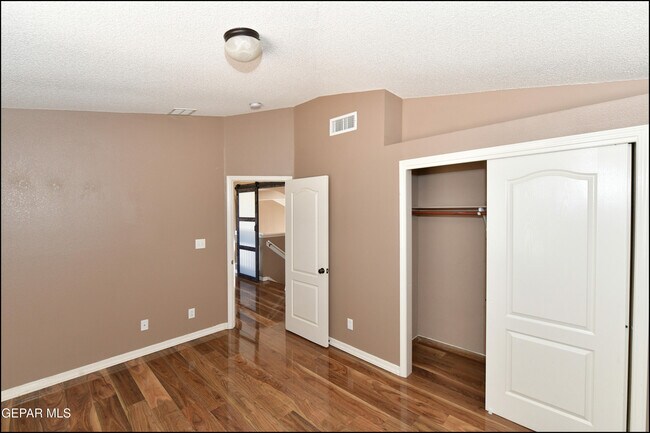 Building Photo - 3257 Sunset Point Dr