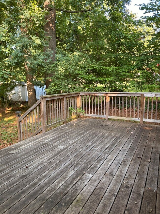 Building Photo - 203 Fleetwood Dr