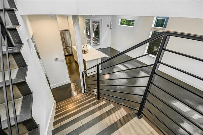 Building Photo - 1006 Payne Ave