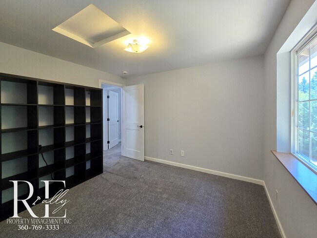 Building Photo - Comfortable 3-Bed Bremerton Home with Balc...