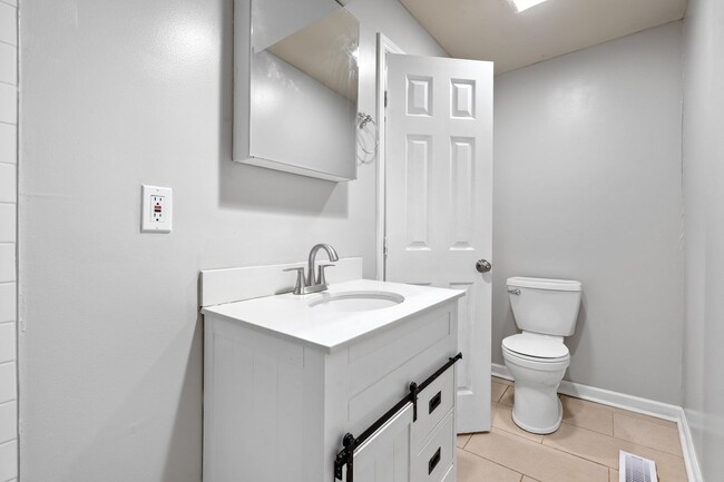 Building Photo - Charming 1 Bedroom, 1 Bath Home Minutes Fr...