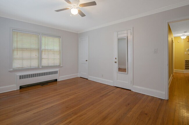 Building Photo - 915 Norwood St