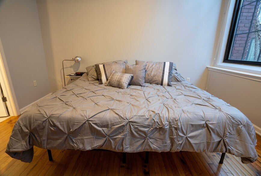 Building Photo - 624 E Walnut St