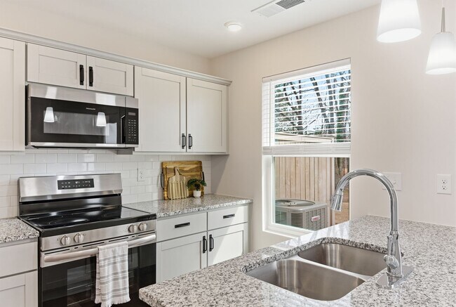 Building Photo - Beautiful 3 Bedroom 2.5 Bath Townhome in East Main Meadows