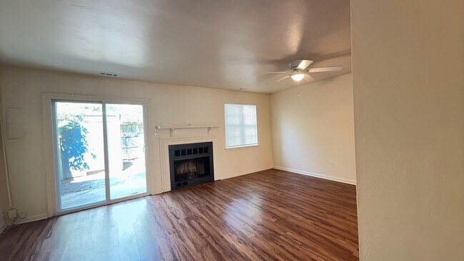 Building Photo - 424 Peregrine St