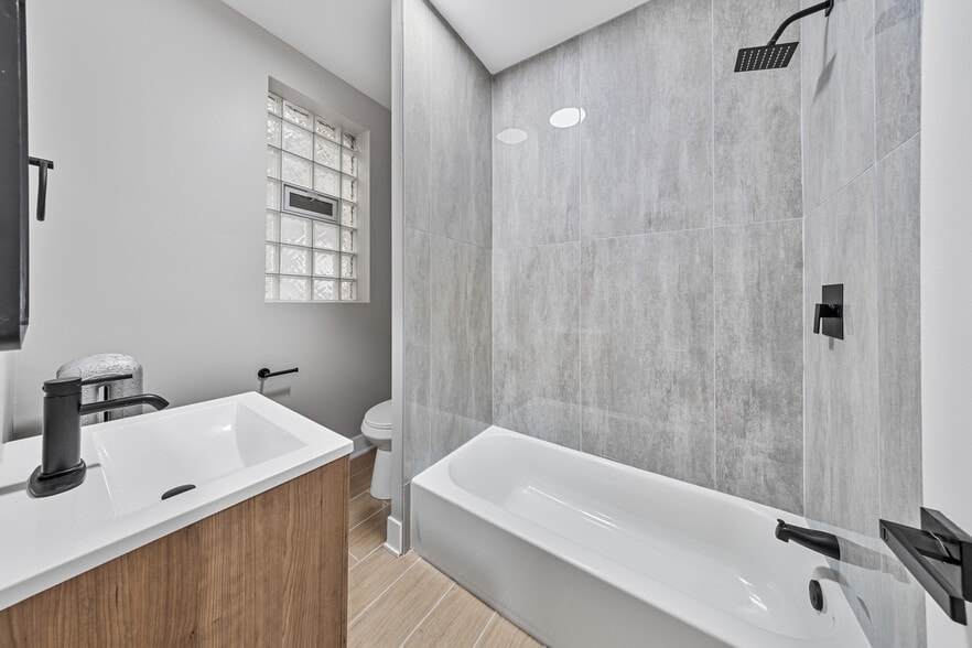 Building Photo - 7520 N Seeley Ave