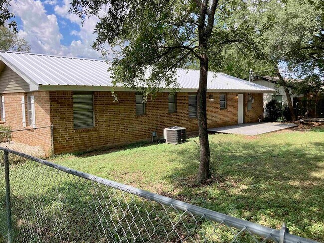 Building Photo - 901 Avenue E