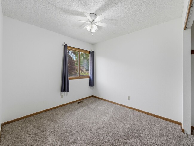 Building Photo - Bright & Spacious 3 Bed Home with Vaulted Ceilings & Fenced Yard AVAILABLE NOW!