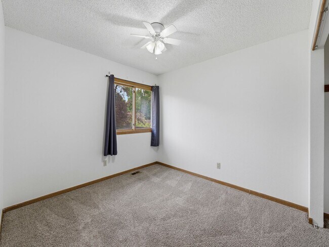 Building Photo - Bright & Spacious 3 Bed Home with Vaulted Ceilings & Fenced Yard