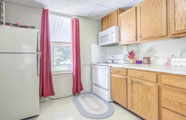 Building Photo - Charming 3 Bedroom with Open Living Area & Shared Porch!