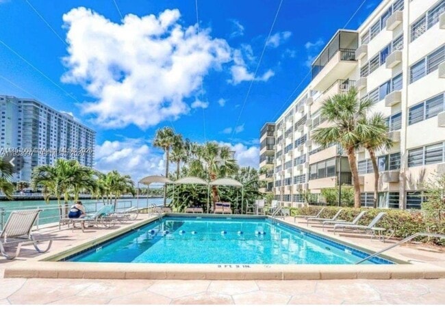 Building Photo - 220 Kings Point Dr
