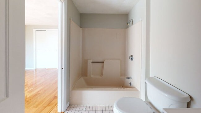 Building Photo - 2-bed Top Floor w/2-bath + Parking*$