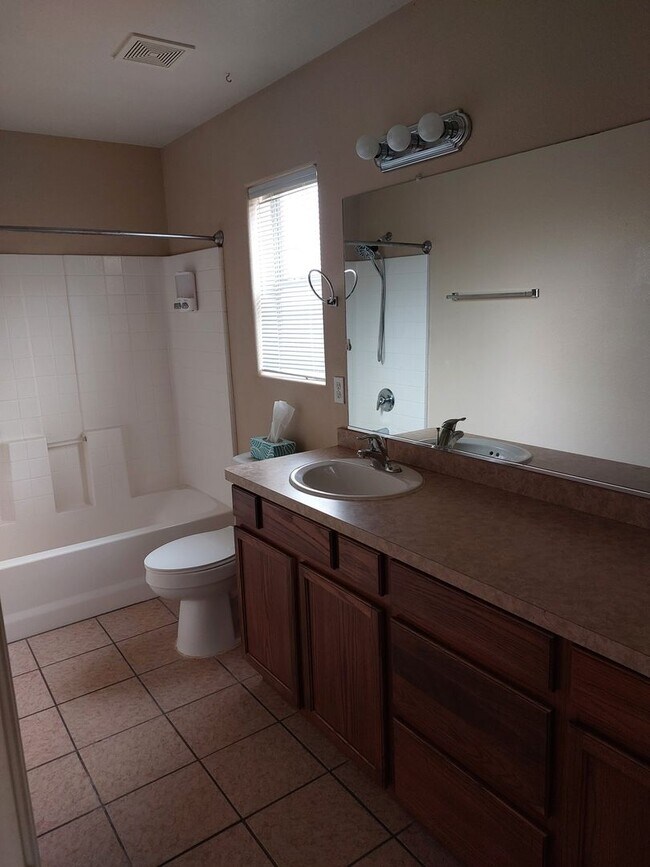 Building Photo - Beautiful 3 Bedroom Home in Legends West