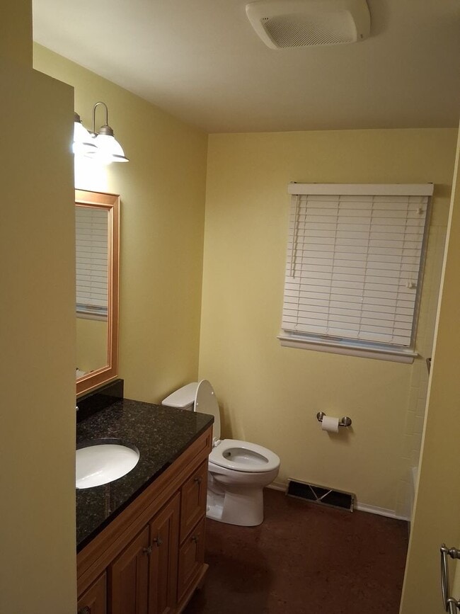 Building Photo - Charming 3 Bed 1.5 Bath Home!