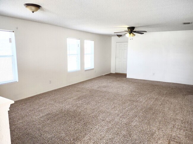 Building Photo - $1945  3 bedroom / 2 bath house in Quail Run in Sanger