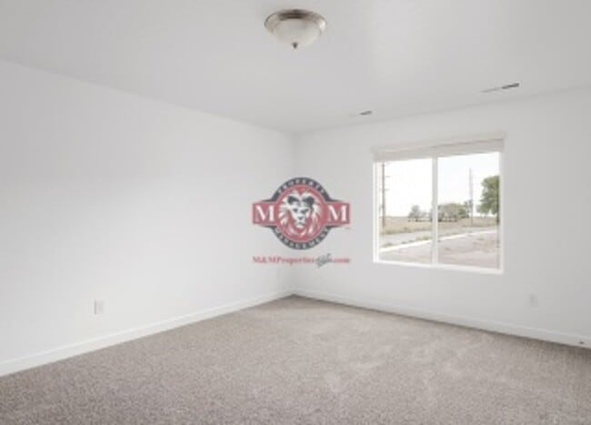 Building Photo - Great Newer 3 Bd 2.5 Bath Townhome