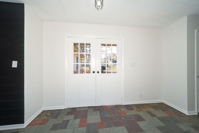 Building Photo - Spacious 3 Bedroom with Finished Basement ...