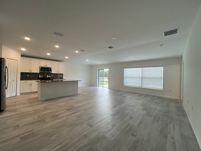 Building Photo - Luxurious New Build 4 Bedroom 2 Bathroom H...