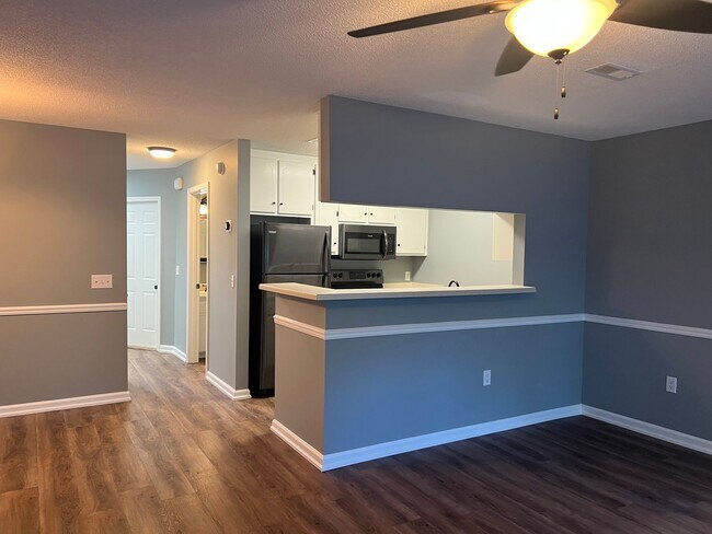 Building Photo - Available NOW  - 117 N. Springview