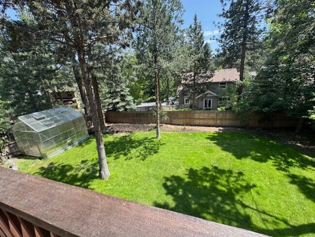 Building Photo - West Side Location