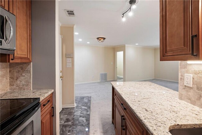 Building Photo - 25309 Plantation Dr NE