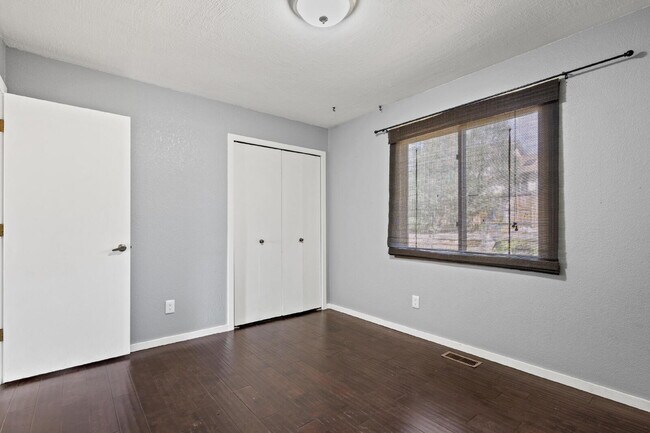 Building Photo - "Spacious 5-Bedroom Haven with 3 Full Bath...