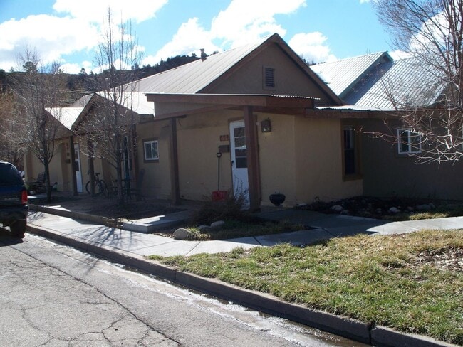 Building Photo - Charming 1 Bed / 1 Bath Apartment Near Dow...