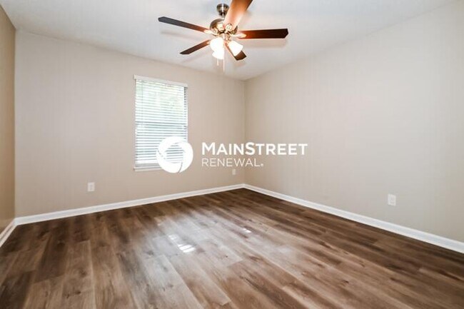 Building Photo - 3 Bedroom Pet-Friendly Home in Jacksonville, FL with Main Street Renewal
