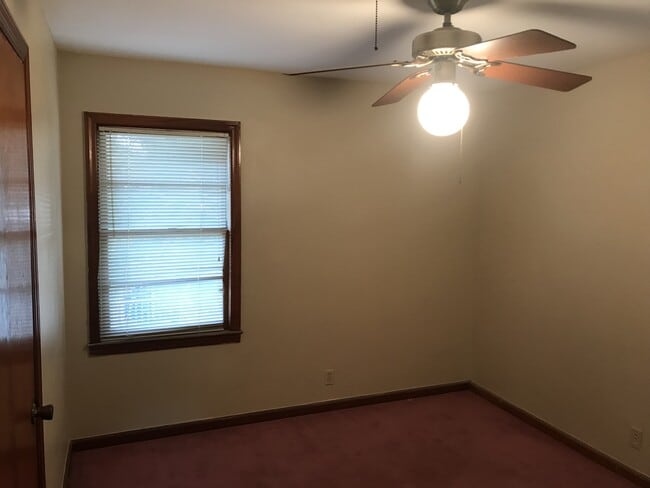 Building Photo - **AVAILABLE NOW**Nice 4 Bedroom / 1 Bathro...