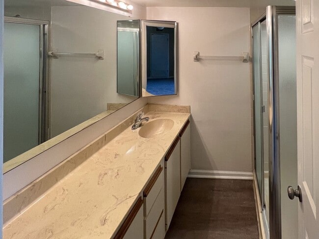 Building Photo - Two-Bedroom 2 story townhome- Prime location off Conroy near Millenia!!