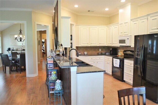 Building Photo - 3618 Country Club Blvd