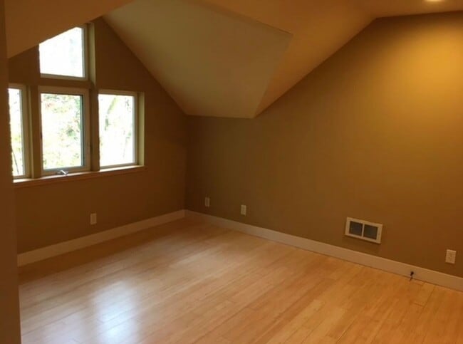 Building Photo - 4 BD/3.5 Bath home available 05/10/2026 in the South Hills