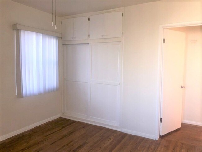 Building Photo - Spacious and bright  1bed/1bath
