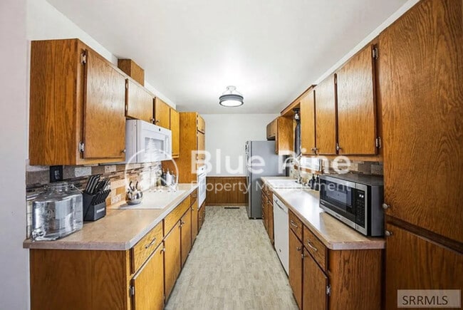 Building Photo - 407 Valley Dr