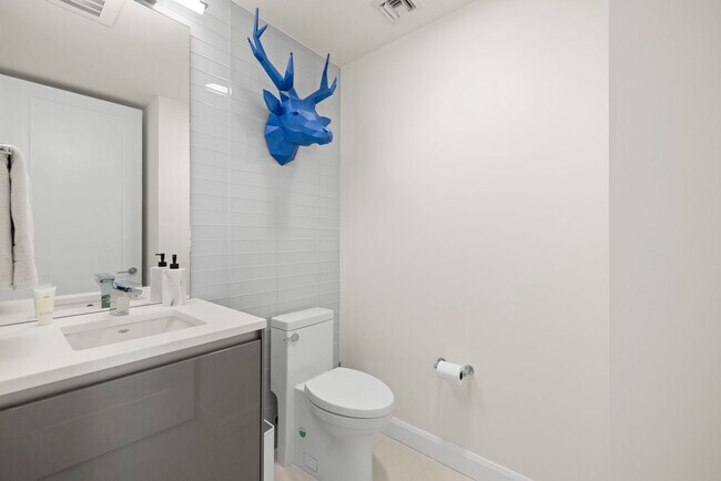 Building Photo - 2900 W Bay to Bay Blvd