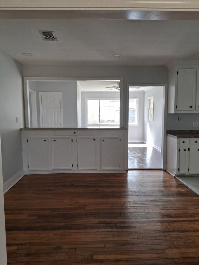 Building Photo - 611 Avalon Rd